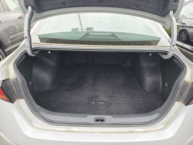 Nissan Altima Vehicle Full-screen Gallery Image 10