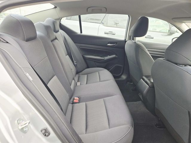 Nissan Altima Vehicle Full-screen Gallery Image 11