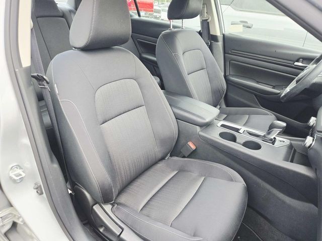 Nissan Altima Vehicle Full-screen Gallery Image 12