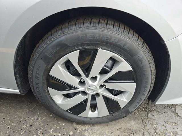 Nissan Altima Vehicle Full-screen Gallery Image 13