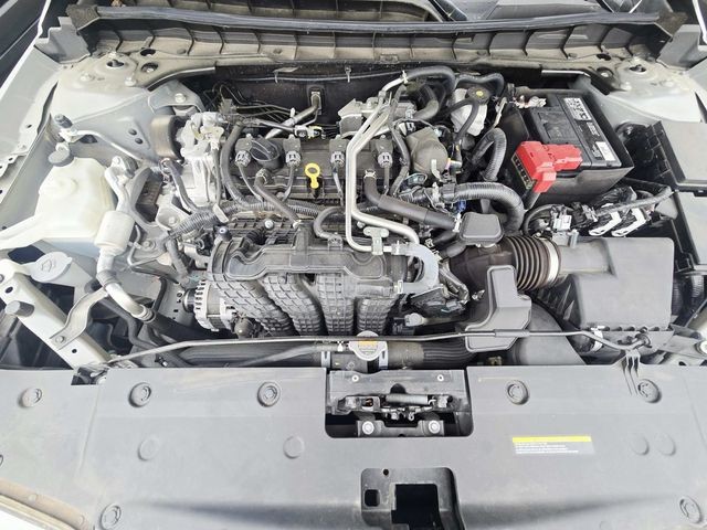 Nissan Altima Vehicle Full-screen Gallery Image 14