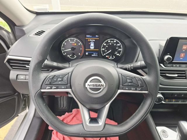 Nissan Altima Vehicle Full-screen Gallery Image 15