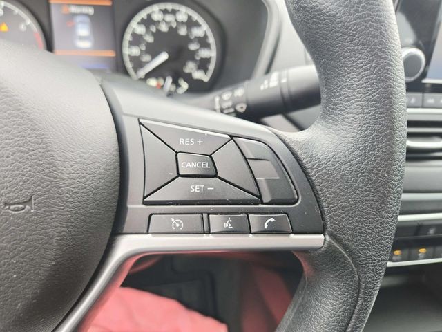 Nissan Altima Vehicle Full-screen Gallery Image 17