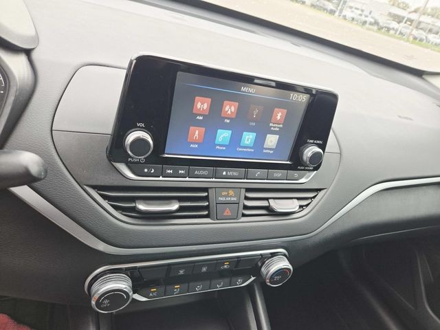 Nissan Altima Vehicle Full-screen Gallery Image 20