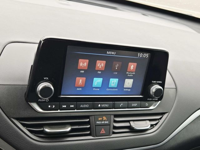 Nissan Altima Vehicle Full-screen Gallery Image 21