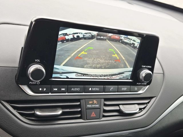 Nissan Altima Vehicle Full-screen Gallery Image 22