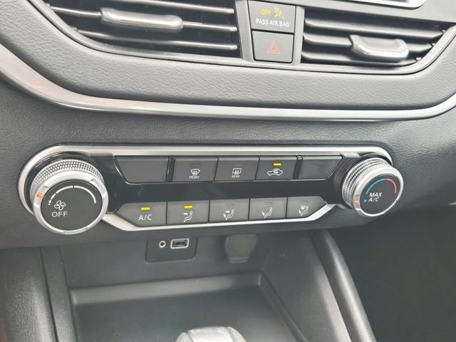 Nissan Altima Vehicle Full-screen Gallery Image 23