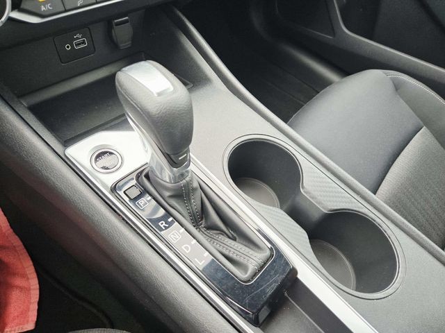 Nissan Altima Vehicle Full-screen Gallery Image 24