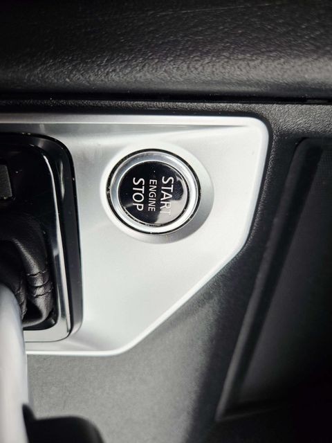 Nissan Altima Vehicle Full-screen Gallery Image 25