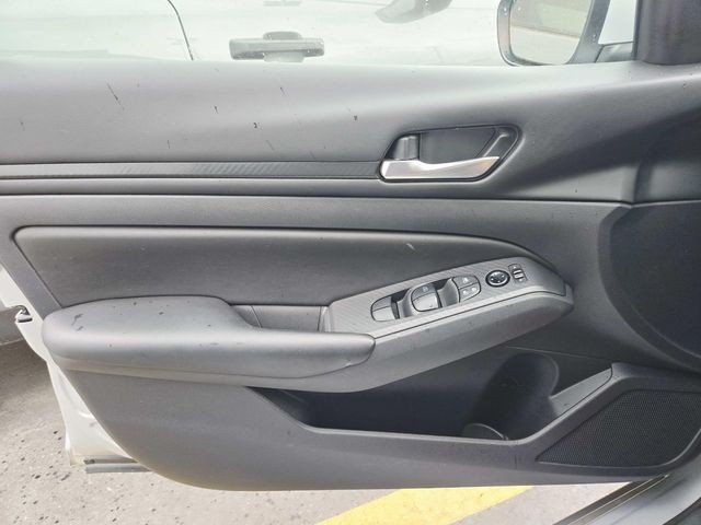 Nissan Altima Vehicle Full-screen Gallery Image 26