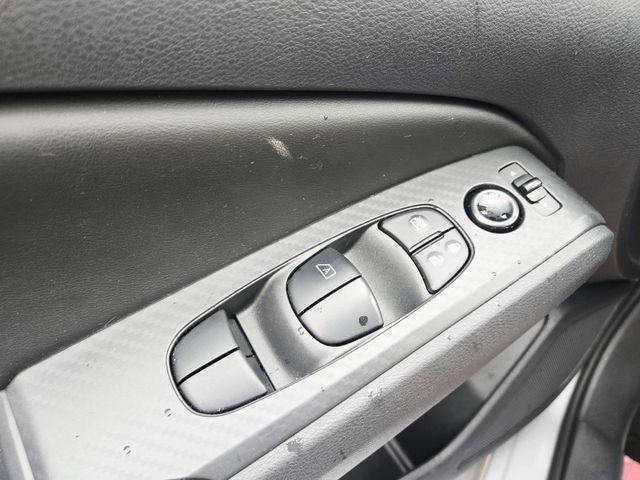 Nissan Altima Vehicle Full-screen Gallery Image 27