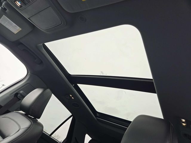 Ford Explorer Vehicle Full-screen Gallery Image 06