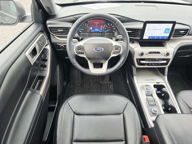 Ford Explorer Vehicle Full-screen Gallery Image 08