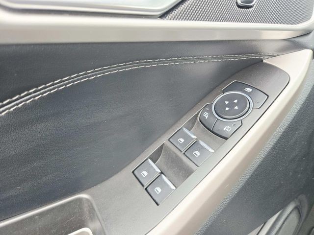 Ford Explorer Vehicle Full-screen Gallery Image 36