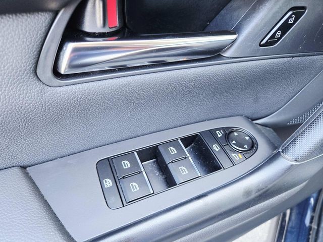 Mazda CX-50 Vehicle Full-screen Gallery Image 32