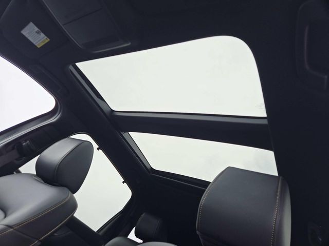 Mazda CX-70 PHEV Vehicle Full-screen Gallery Image 06