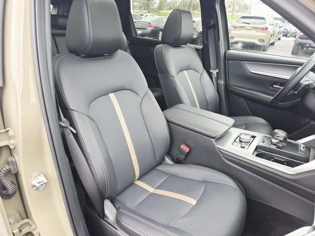 Mazda CX-70 PHEV Vehicle Full-screen Gallery Image 13