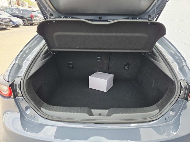 Mazda Mazda3 Vehicle Full-screen Gallery Image 11