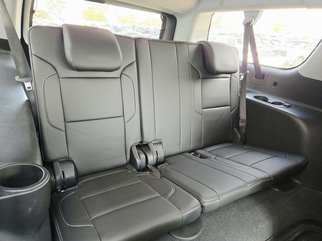 Chevrolet Suburban Vehicle Full-screen Gallery Image 12