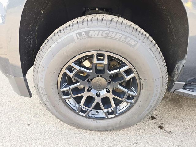 Chevrolet Suburban Vehicle Full-screen Gallery Image 15