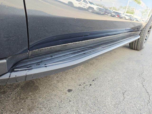 Chevrolet Suburban Vehicle Full-screen Gallery Image 16