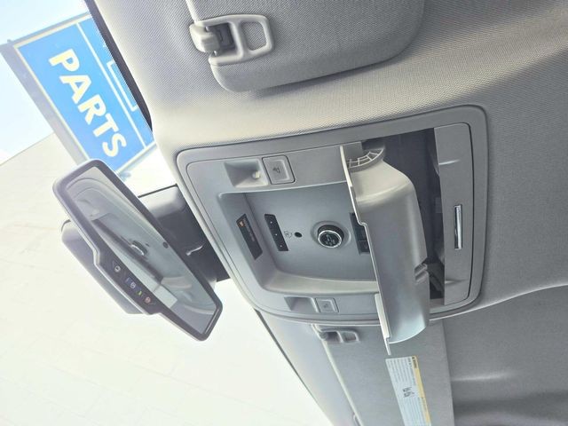 Chevrolet Suburban Vehicle Full-screen Gallery Image 30