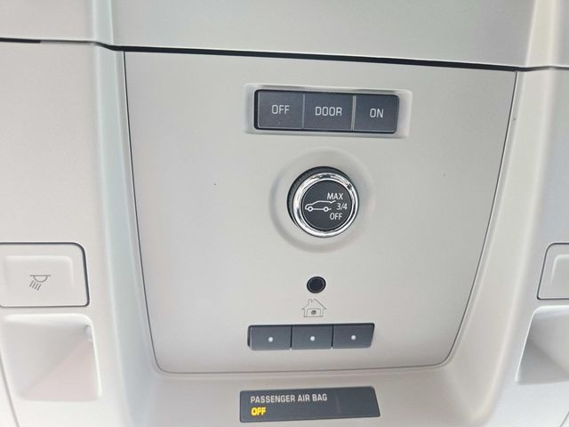 Chevrolet Suburban Vehicle Full-screen Gallery Image 31