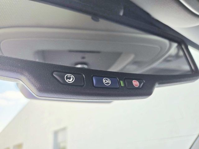 Chevrolet Suburban Vehicle Full-screen Gallery Image 32