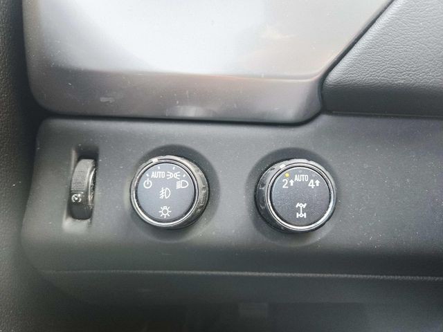 Chevrolet Suburban Vehicle Full-screen Gallery Image 33