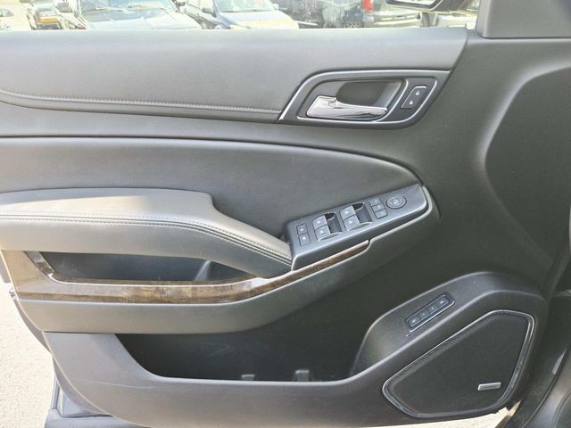 Chevrolet Suburban Vehicle Full-screen Gallery Image 35