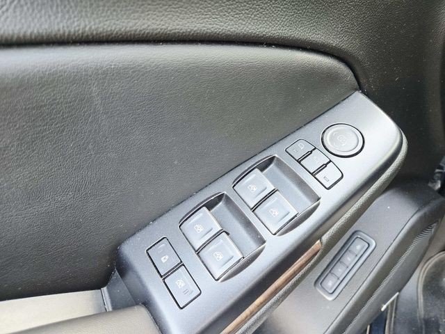 Chevrolet Suburban Vehicle Full-screen Gallery Image 36