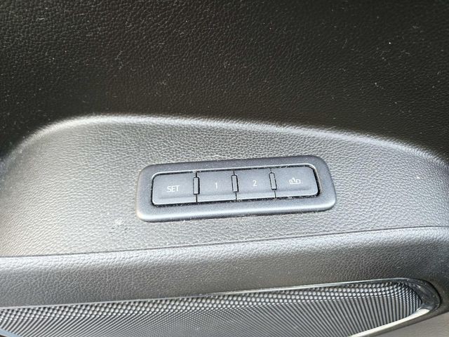 Chevrolet Suburban Vehicle Full-screen Gallery Image 37