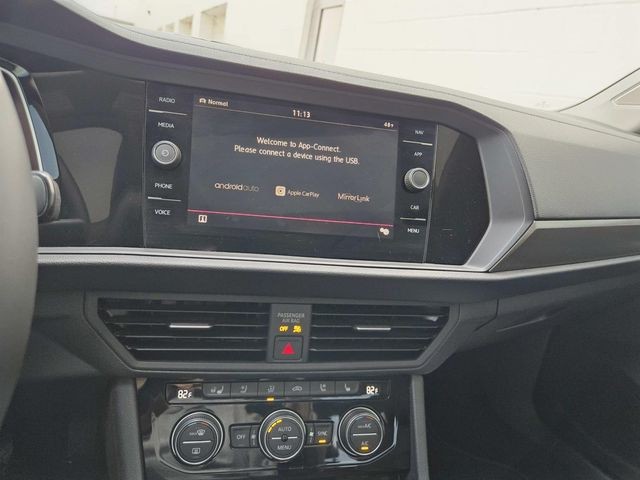 Volkswagen Jetta Vehicle Full-screen Gallery Image 09