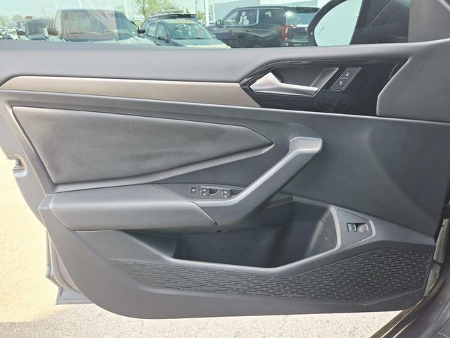 Volkswagen Jetta Vehicle Full-screen Gallery Image 13