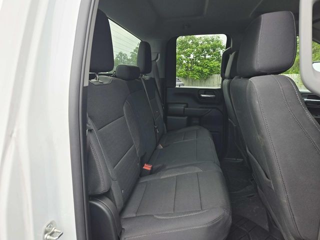 Chevrolet Silverado 2500HD Vehicle Full-screen Gallery Image 12