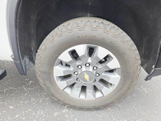 Chevrolet Silverado 2500HD Vehicle Full-screen Gallery Image 15