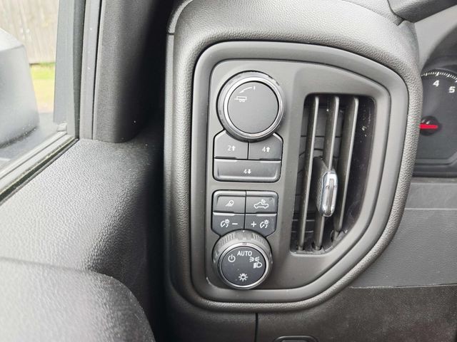 Chevrolet Silverado 2500HD Vehicle Full-screen Gallery Image 29