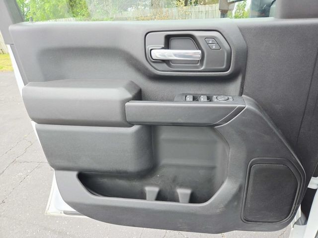 Chevrolet Silverado 2500HD Vehicle Full-screen Gallery Image 30