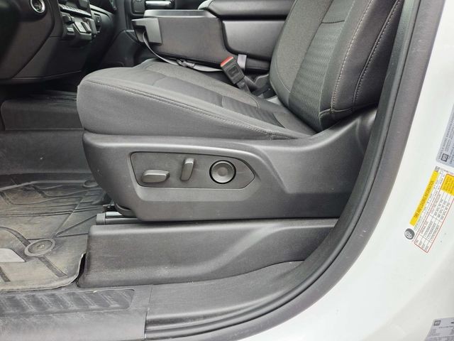 Chevrolet Silverado 2500HD Vehicle Full-screen Gallery Image 32