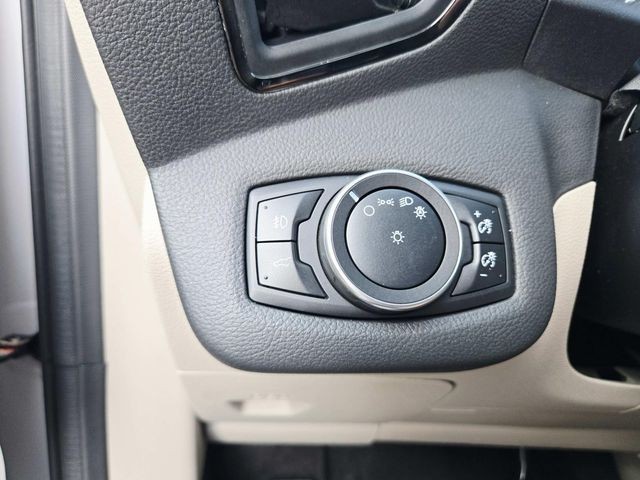 Ford Escape Vehicle Full-screen Gallery Image 32