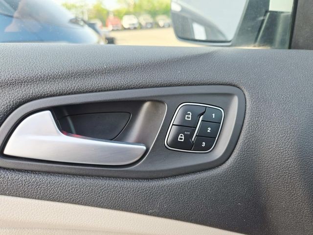 Ford Escape Vehicle Full-screen Gallery Image 34