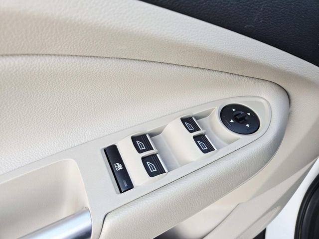 Ford Escape Vehicle Full-screen Gallery Image 35