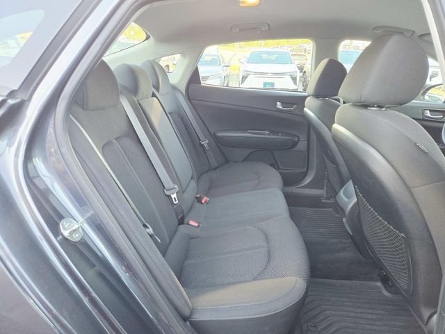 Kia Optima Vehicle Full-screen Gallery Image 11