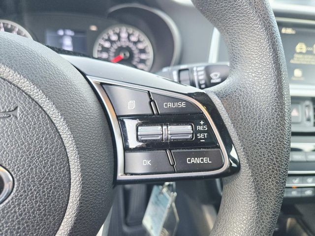 Kia Optima Vehicle Full-screen Gallery Image 17