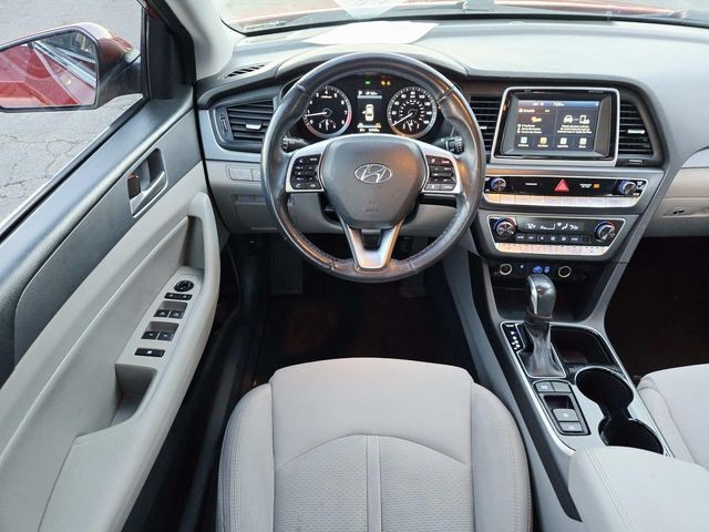 Hyundai Sonata Vehicle Full-screen Gallery Image 07