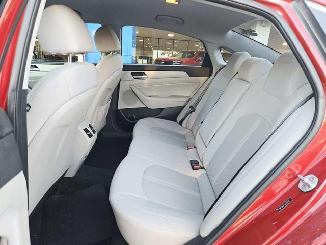 Hyundai Sonata Vehicle Full-screen Gallery Image 09