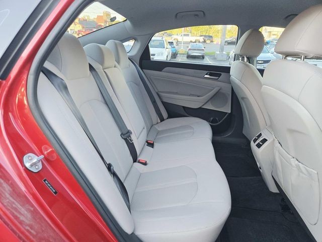 Hyundai Sonata Vehicle Full-screen Gallery Image 11