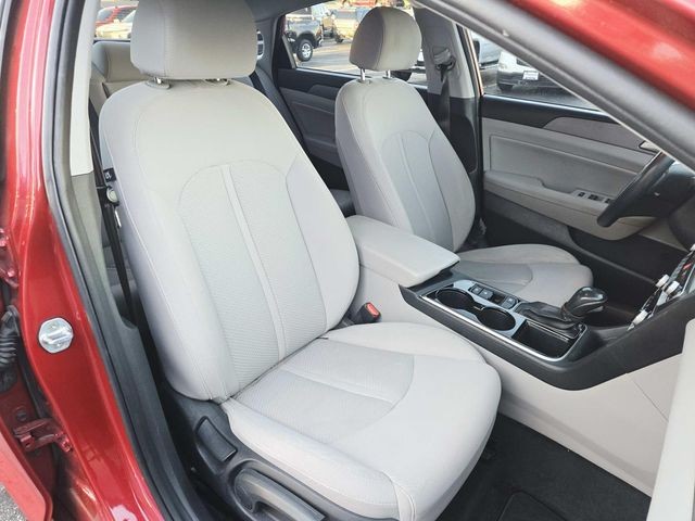 Hyundai Sonata Vehicle Full-screen Gallery Image 12