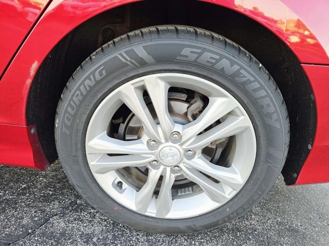 Hyundai Sonata Vehicle Full-screen Gallery Image 13