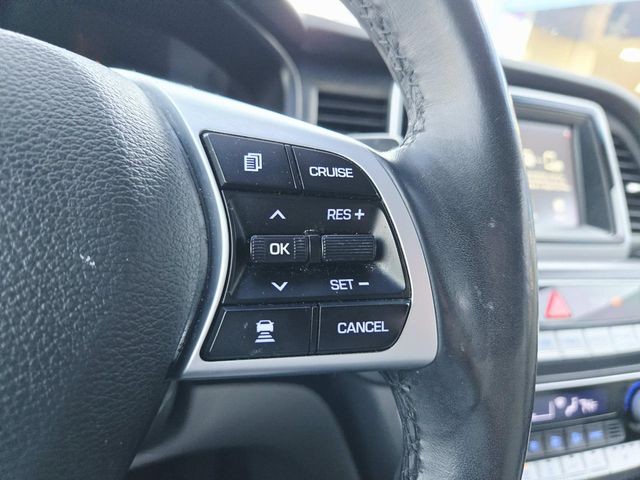 Hyundai Sonata Vehicle Full-screen Gallery Image 16